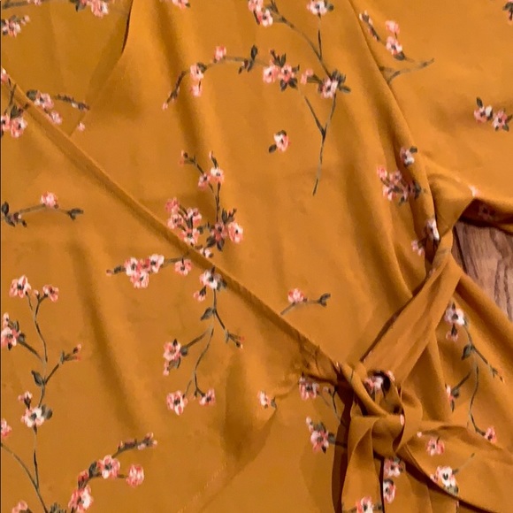 Express Wrap Tie Top - Picture 2 of 2